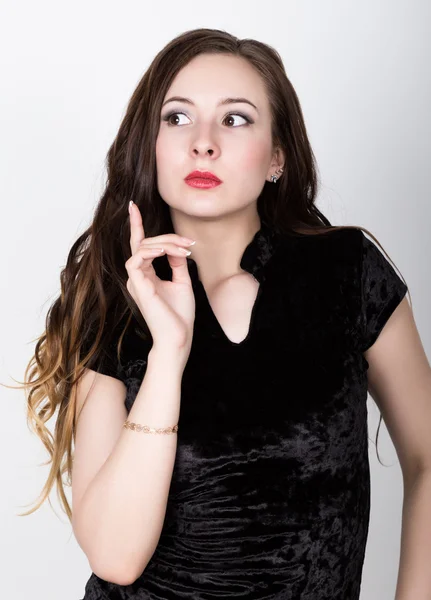 Engraçado casual sorrindo bela mulher ela levantou o dedo indicador para cima, gesto pensativo. emoções felizes diferentes — Fotografia de Stock