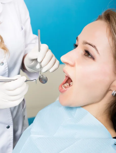 La recepción fue en el dentista femenino. El médico examina la cavidad oral en la caries dental. Protección contra caries. médico pone al paciente una inyección anestésica . — Foto de Stock