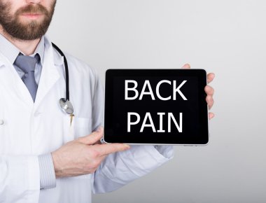 teknolojisi, Internet ve ağ tıp kavram - tablet pc ile geri tutan doktor işareti ağrı. Internet teknolojileri tıpta