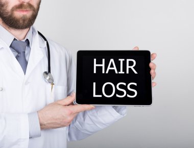 teknolojisi, Internet ve ağ tıp kavram - saç kaybı işareti ile tablet pc tutan doktor. Internet teknolojileri tıpta