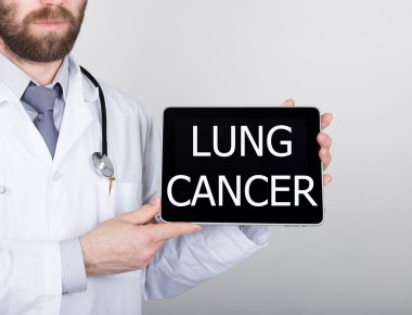 teknolojisi, Internet ve ağ tıp kavram - tablet pc ile akciğer kanseri işaret tutan doktor. Internet teknolojileri tıpta