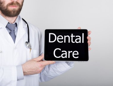 teknolojisi, Internet ve ağ tıp kavram - diş bakımı işareti ile tablet pc tutan doktor. Internet teknolojileri tıpta