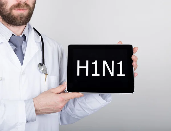 Tecnología, Internet y la creación de redes en el concepto de medicina Doctor sosteniendo una tableta PC con h1n1 signo. Tecnologías de Internet en medicina — Foto de Stock
