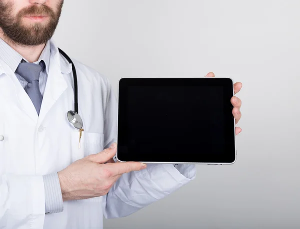 Teknolojisi, Internet ve ağ tıp kavram - tablet pc ile boş bir karanlık ekran tutan doktor. Internet teknolojileri tıpta — Stok fotoğraf