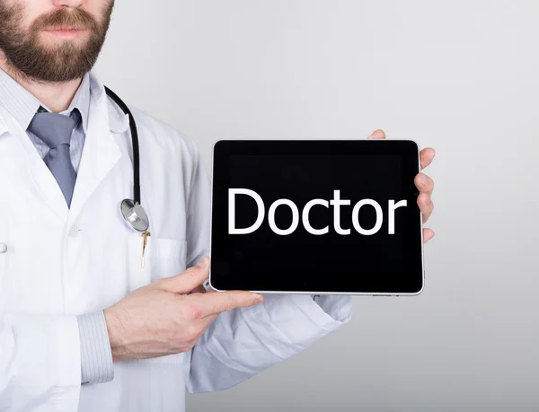 Teknolojisi, Internet ve ağ tıp kavram - tablet pc doktor işareti ile tutan doktor. Internet teknolojileri tıpta — Stok fotoğraf