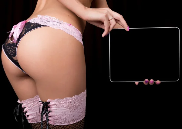 teknoloji, internet ve ağ - tablet pc ile boş bir karanlık ekran tutan kız Dantelli iç çamaşırı, yakın çekim göt. Yetişkin içerik