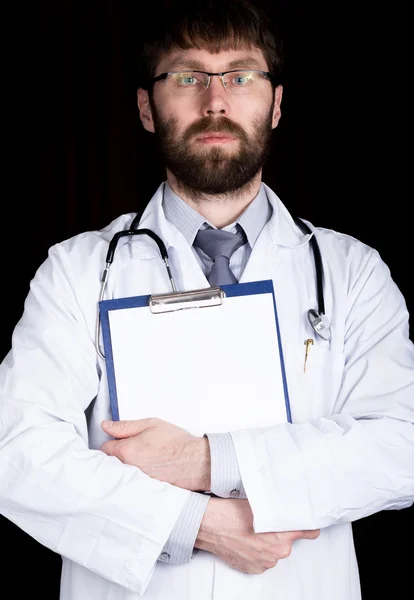 Mani ravvicinate di un medico, prende appunti in una storia medica dei pazienti — Foto Stock