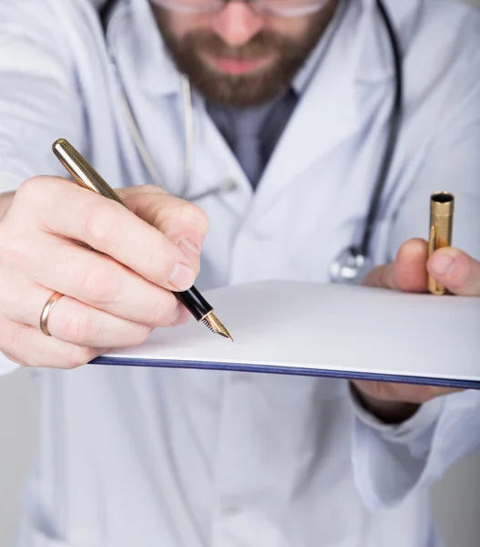 Közeli kezek és toll, az orvos aláírja a leíró dokumentumok. Az orvos azt írja kórtörténetét. írjon egy vényköteles betegadatokat története — Stock Fotó