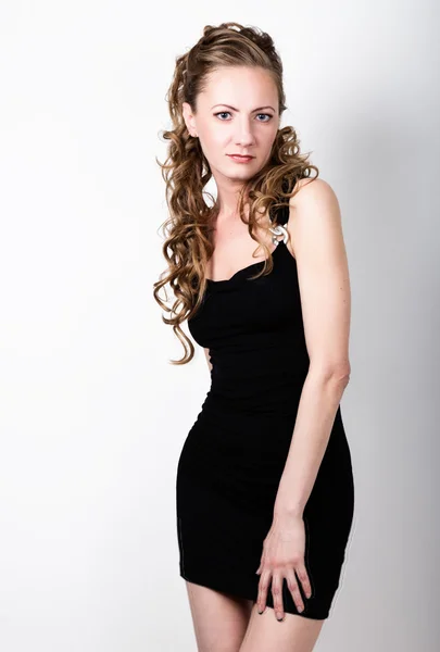 Porträt einer atemberaubenden jungen sexy Frau posiert in kleinen schwarzen Kleid — Stockfoto