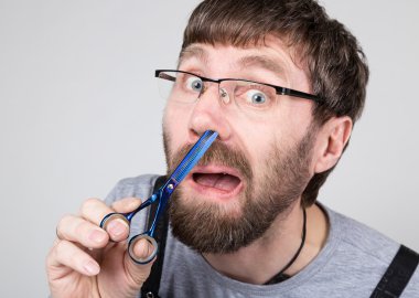 erkek berber, ayna gibi kameraya bakarak, burun kendi saç keser. şık profesyonel kuaför farklı duygular ifade