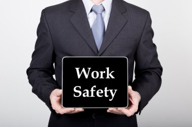 teknoloji, internet ve iş kavramı ağ - iş güvenliği işareti ile bir tablet pc tutan işadamı. İş dünyasında Internet teknolojileri