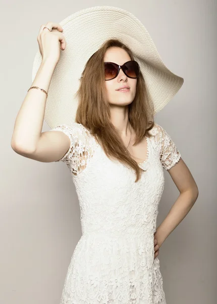 Красива дівчина в широкомасштабному капелюсі і сонцезахисних окулярах позує і виражає різні емоції — стокове фото