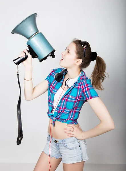 Adolescente en short en denim et une chemise à carreaux expriment différentes émotions. conseiller dans un camp d'été criant à travers le bullhorn — Photo