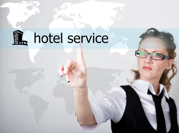 Hotelservice geschreven op een virtueel scherm. Internettechnologieën in het bedrijfsleven en het toerisme. vrouw in pak en stropdas, drukt een vinger op een virtueel scherm — Stockfoto