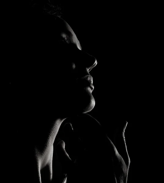 黒の背景に、暗闇の中で目を閉じて美しい官能物思いにふける女の子プロフィールの肖像画 — ストック写真