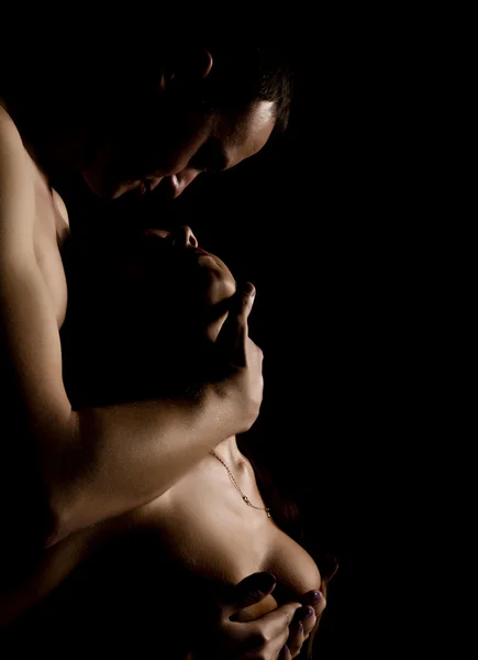 Close-Up Bella sexy giovane coppia, nudo uomo e donna su sfondo nero — Foto Stock
