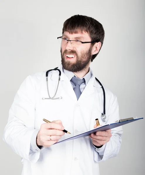 Közeli Portret egy orvos, aki egy Térkép-a jegyzet, sztetoszkóp a nyakába. ő discontentedly látszó-nél fényképezőgép. különböző érzelmek — Stock Fotó