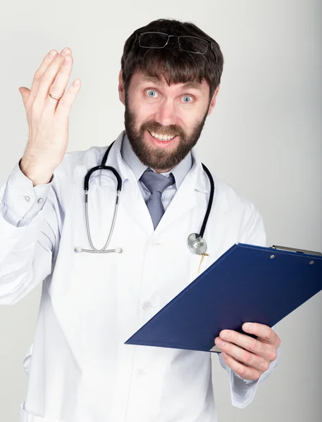 Közeli Portret egy orvos, aki egy Térkép-a jegyzet, sztetoszkóp a nyakába. Dühös, és megrázza a kezét emelt. különböző érzelmek — Stock Fotó