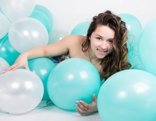 Beautiful curly girl in a multi-colored dress playing with balloons — Φωτογραφία Αρχείου