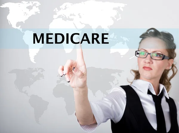 Medicare scritto nella barra di ricerca sullo schermo virtuale. Tecnologie Internet in ambito aziendale e domestico. donna in giacca e cravatta, preme un dito su uno schermo virtuale — Foto Stock