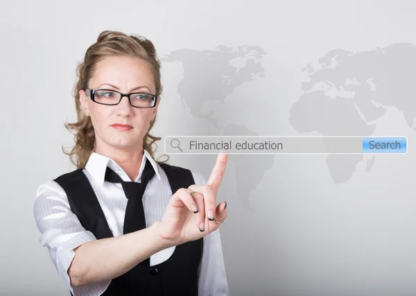 在虚拟屏幕上的搜索栏中写入的金融教育。商业和家用互联网技术。身着西装和领带的女人，在虚拟屏幕上按一根手指 — 图库照片