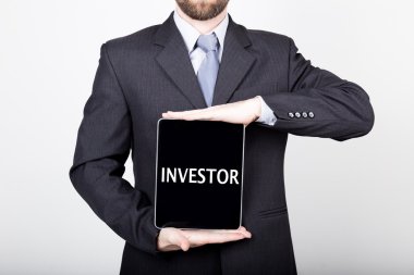 teknoloji, internet ve iş kavramı ağ - işadamı yatırımcı işareti ile bir tablet pc tutarak. İş dünyasında Internet teknolojileri