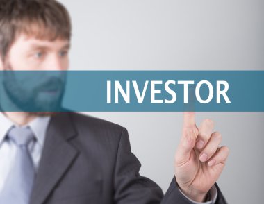 teknoloji, internet ve ağ kavramı - işadamı sanal ekranlarda yatırımcı düğmeye basmadan. Internet teknolojileri iş