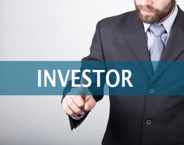 teknoloji, internet ve ağ kavramı - işadamı sanal ekranlarda yatırımcı düğmeye basmadan. Internet teknolojileri iş