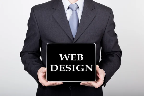 技术、互联网和网络在商业理念 - 商人持有一个平板电脑与网页设计标志。商业中的互联网技术 — 图库照片