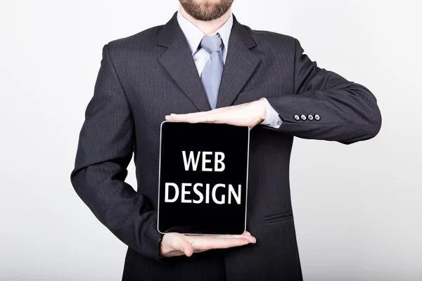 技术、互联网和网络在商业理念 - 商人持有一个平板电脑与网页设计标志。商业中的互联网技术 — 图库照片