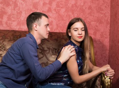 Erkekler ve kadınlar, Aile içi şiddet arasındaki ilişkilerin sorun. adam bir seks için kadın zorlamak çalışır