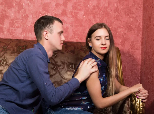 Erkekler ve kadınlar, Aile içi şiddet arasındaki ilişkilerin sorun. adam bir seks için kadın zorlamak çalışır