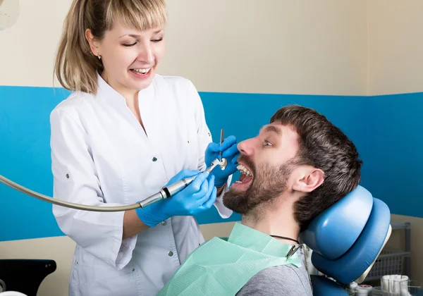 La recepción fue en el dentista femenino. El médico examina la cavidad oral en la caries dental. Protección contra caries. médico pone al paciente una inyección anestésica . — Foto de Stock