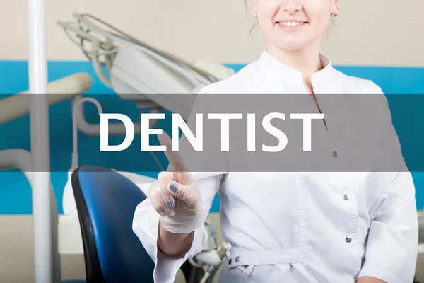 技術、インターネット、ネットワーク医学概念 - 医師は仮想画面で歯医者ボタンを押します。医学インターネット技術 — ストック写真