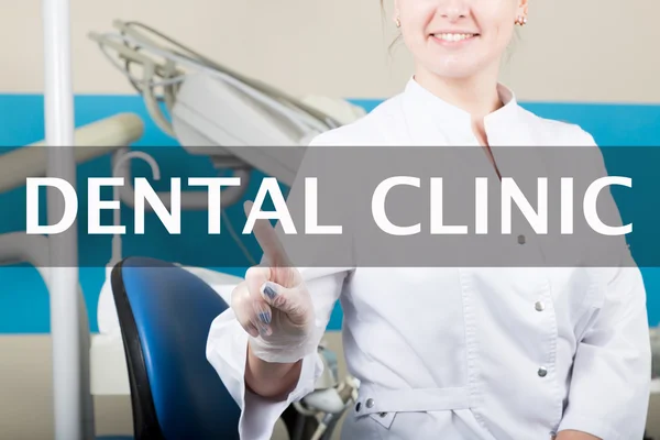 技術、インターネット、ネットワーク医学概念 - 医師は、仮想画面上歯科医院ボタンを押します。医学インターネット技術 — ストック写真