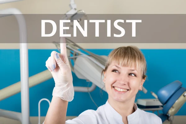 技術、インターネット、ネットワーク医学概念 - 医師は仮想画面で歯医者ボタンを押します。医学インターネット技術 — ストック写真