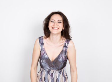 güzel genç esmer kadın renkli elbise poz ve ifade farklı duygular içinde. neşe, kahkaha. yakın çekim portret