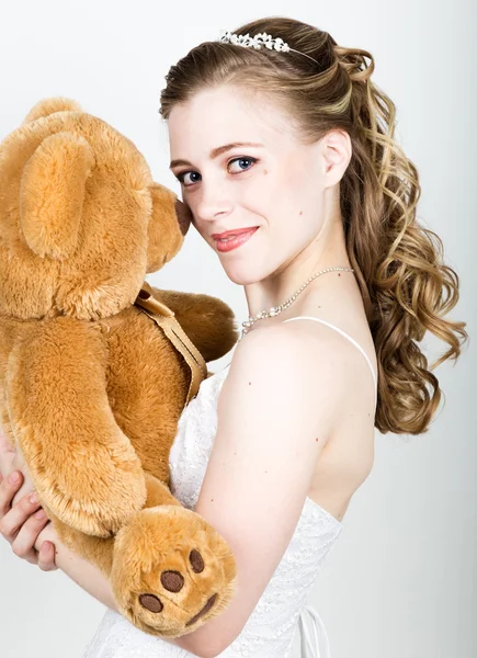 Jovem noiva bonita segurando um ursinho de pelúcia, eles gentilmente abraçar — Fotografia de Stock