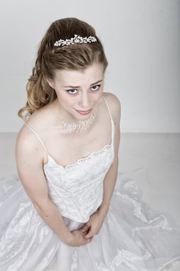 komik poz, farklı duygular ifade güzel gelin. Güzel Gelin Moda düğün saç modeli ile. komik gelin kavramı