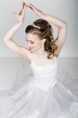 komik poz, farklı duygular ifade güzel gelin. Güzel Gelin Moda düğün saç modeli ile. komik gelin kavramı