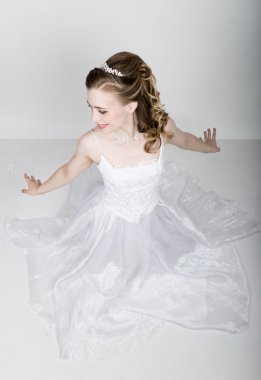 komik poz, farklı duygular ifade güzel gelin. Güzel Gelin Moda düğün saç modeli ile. komik gelin kavramı