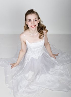 komik poz, farklı duygular ifade güzel gelin. Güzel Gelin Moda düğün saç modeli ile. komik gelin kavramı