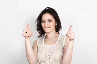 güzel esmer kadın bir dantel elbise poz ve farklı duygular ifade eder. Kızlar el çeşitli belirtiler gösterir. yakın çekim portret