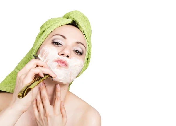 Gyönyörű fiatal nő öltözve egy fürdő törölköző shaves a egyenes borotva. szépség ipar és hazai bőr care koncepciót, extrém szépség. elszigetelt fehér background — Stock Fotó