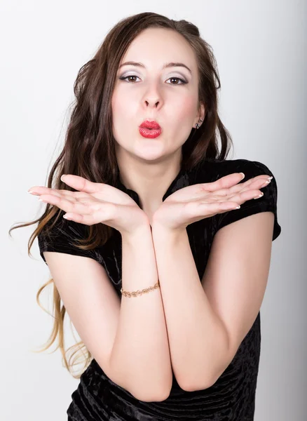 Mujeres jóvenes retrato con diferentes emociones felices. Ella tomó su cabeza con sus manos. envía un beso —  Fotos de Stock