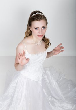 komik poz, farklı duygular ifade güzel gelin. Güzel Gelin Moda düğün saç modeli ile. komik gelin kavramı