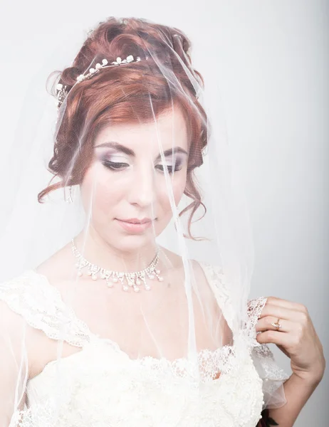 Pengantin cantik dalam gaun pengantin dengan makeup dan gaya rambut — Stok Foto