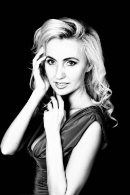 Dudaklar baştan çıkarıcı sarışın kızın ağzına parmak yükselterek kapatın. Bırak bizim sırrımız olsun. siyah ve beyaz