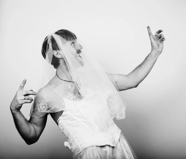 婚纱礼服在她赤裸的身体上，构成一个女人大胡子。搞笑胡子新娘，黑色和白色 — 图库照片