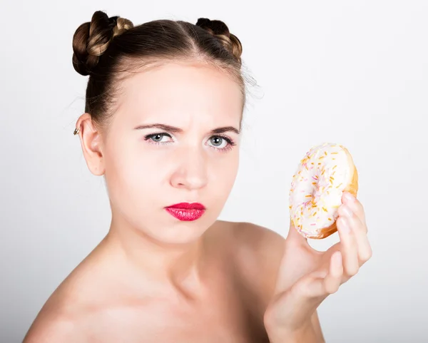 Κορίτσι στο λαμπερό μακιγιάζ που τρώει ένα νόστιμο ντόνατ με γλάσο. Αστεία γυναίκα χαρούμενη με γλυκά, επιδόρπιο. δίαιτα έννοια. Πρόχειρο φαγητό — Φωτογραφία Αρχείου